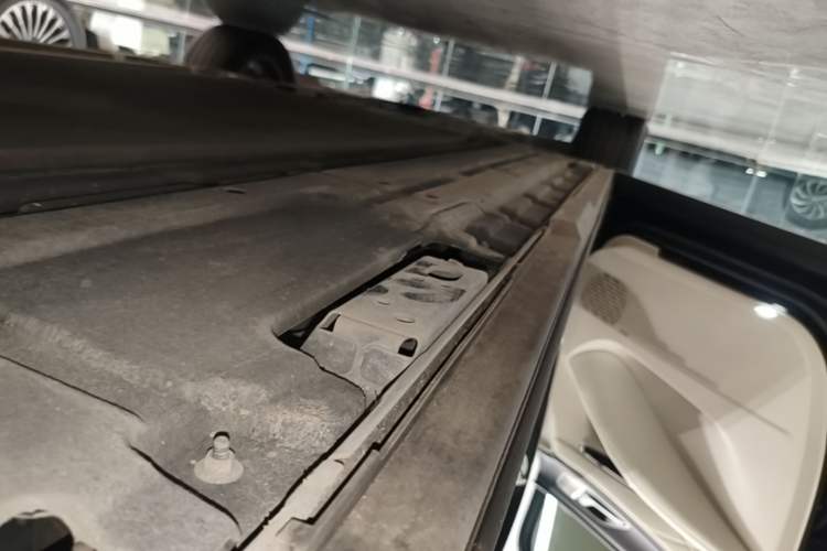 Used Denza D9 2025 DM-i Intelligent Drive 1020 Four-Wheel Drive Flagship Model Left Side Sill