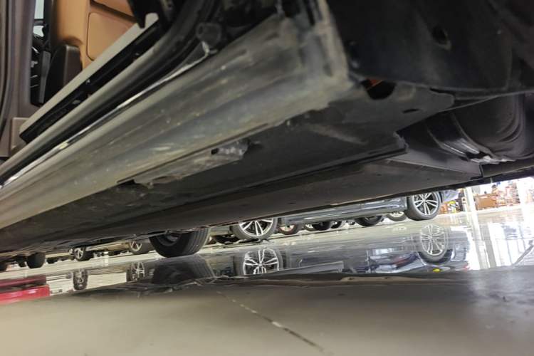Used Denza D9 2025 DM-i Intelligent Drive 1020 Four-Wheel Drive Prestige Model Left Side Sill