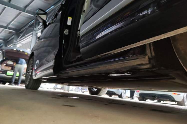 Used Denza D9 2025 DM-i Intelligent Drive 1020 Four-Wheel Drive Prestige Model Left Side Sill