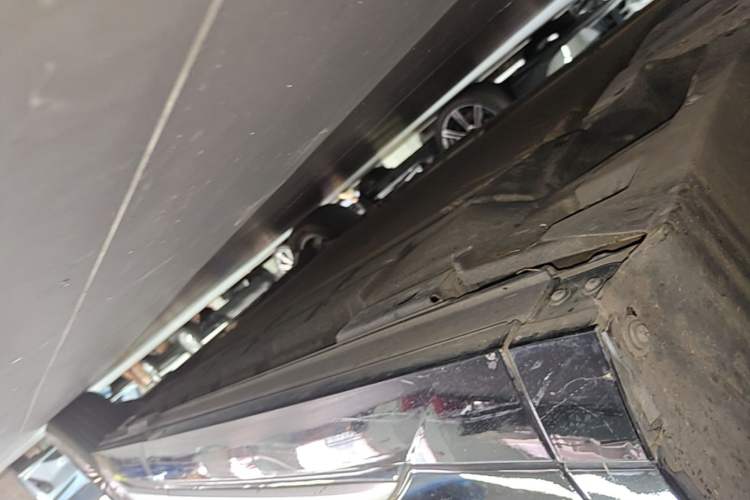 Used Denza D9 2025 DM-i Intelligent Drive 1020 Four-Wheel Drive Flagship Model Left Side Sill