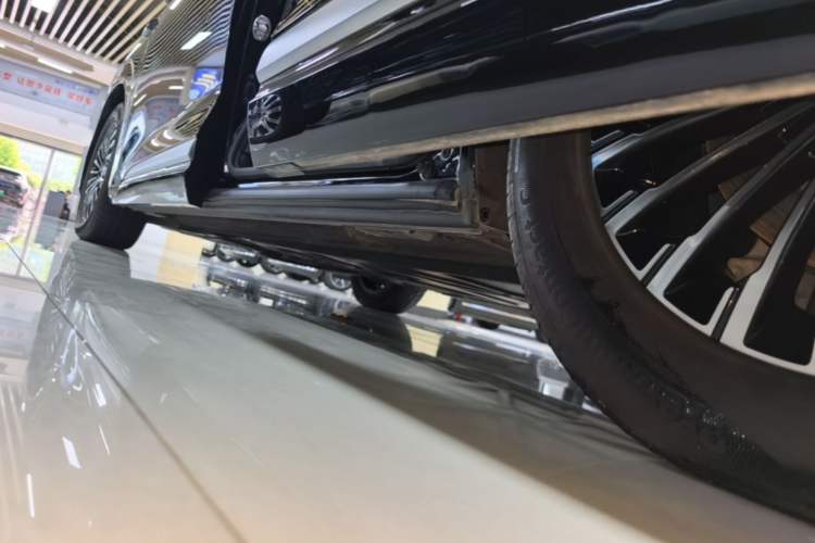 Used Denza D9 2025 DM-i Smart Drive 1020 Four-Wheel Drive Deluxe Model Left Side Sill