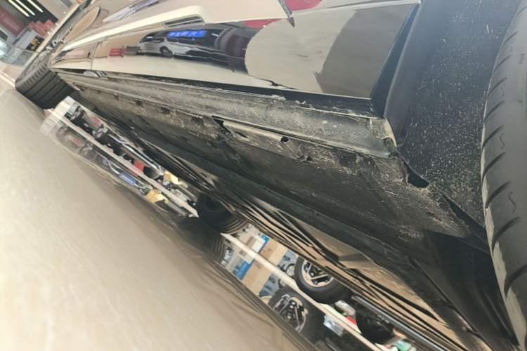 Used Denza D9 2025 DM-i Smart Drive 1020 Four-Wheel Drive Deluxe Model Left Side Sill