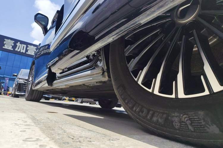 Used Denza D9 2025 DM-i Intelligent Drive 1020 Four-Wheel Drive Flagship Model Left Side Sill