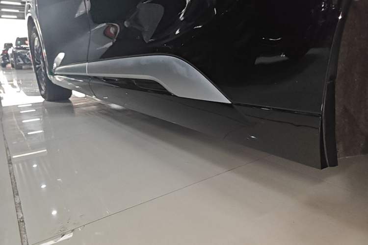 Used Denza D9 2025 DM-i Smart Drive 1020 Four-Wheel Drive Deluxe Model Left Side Sill