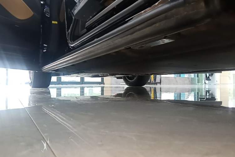 Used Denza D9 2025 DM-i Smart Drive 1020 Four-Wheel Drive Deluxe Model Left Side Sill