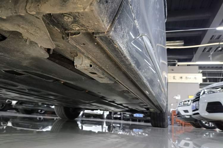 Used Denza D9 2025 DM-i Intelligent Drive 1020 Four-Wheel Drive Prestige Model Left Side Sill