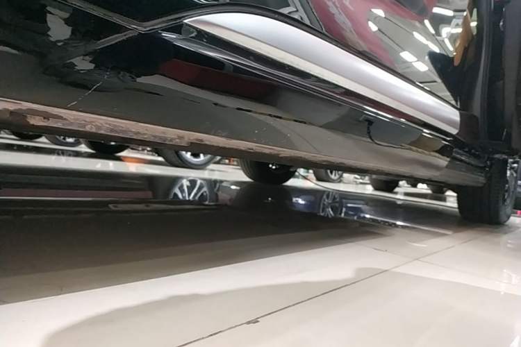 Used Denza D9 2025 DM-i Intelligent Drive 1020 Four-Wheel Drive Prestige Model Left Side Sill