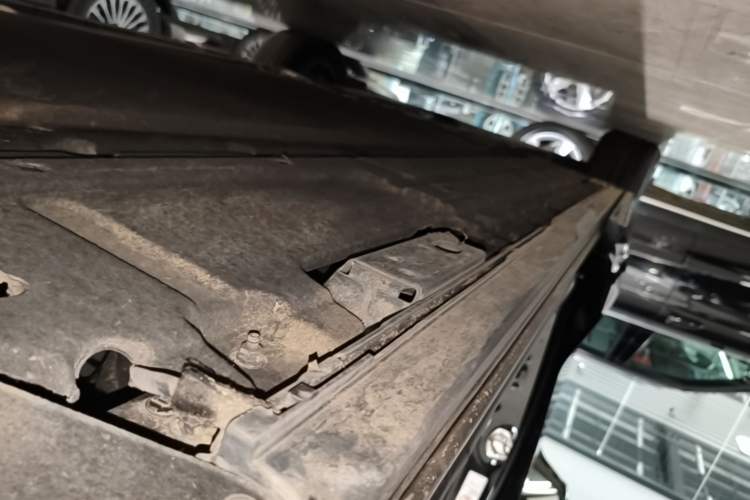 Used Denza D9 2025 DM-i Intelligent Drive 1020 Four-Wheel Drive Flagship Model Left Side Sill