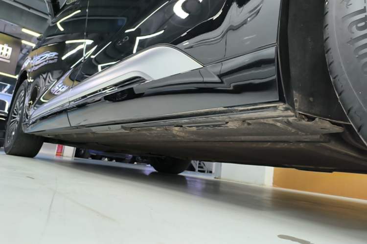 Used Denza D9 2025 DM-i Intelligent Drive 1020 Four-Wheel Drive Flagship Model Left Side Sill