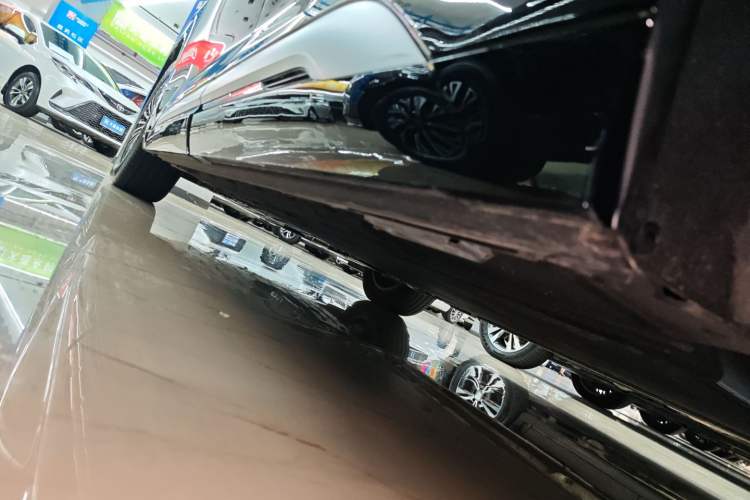 Used Denza D9 2025 DM-i Smart Drive 1020 Four-Wheel Drive Deluxe Model Left Side Sill