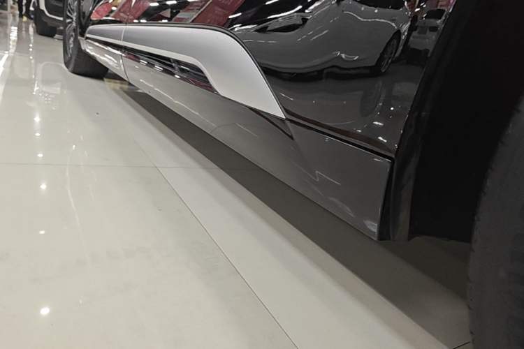 Used Denza D9 2025 DM-i Intelligent Drive 1020 Four-Wheel Drive Flagship Model Left Side Sill