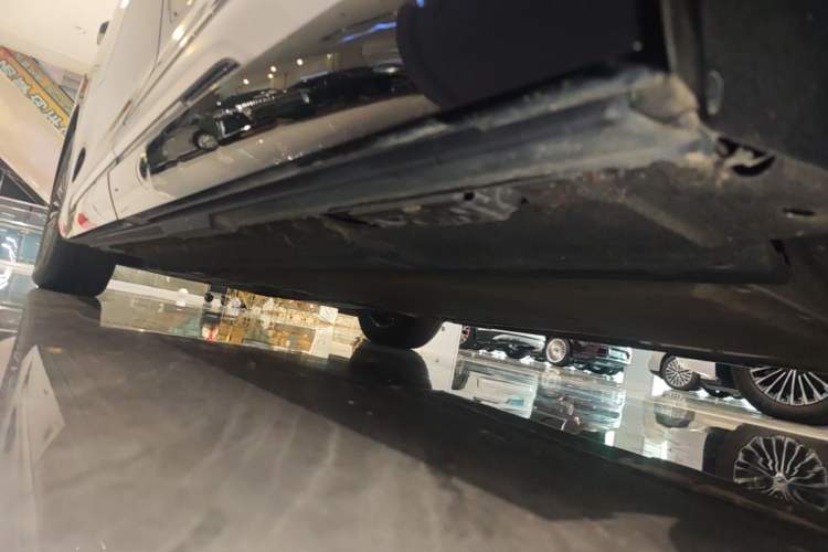 Used Denza D9 2025 DM-i Intelligent Drive 1020 Four-Wheel Drive Flagship Model Left Side Sill