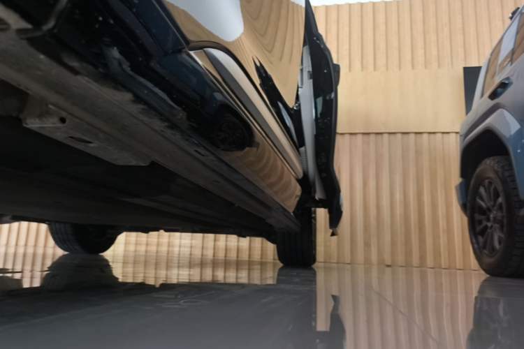 Used Denza D9 2025 DM-i Intelligent Drive 1020 Four-Wheel Drive Flagship Model Left Side Sill