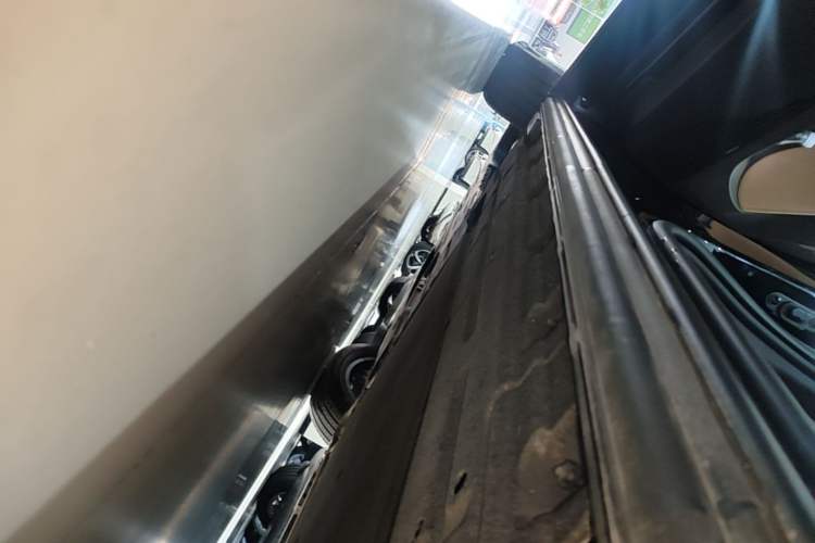 Used Denza D9 2025 DM-i Intelligent Drive 1020 Four-Wheel Drive Prestige Model Left Side Sill