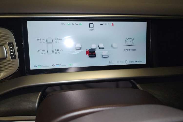 Used Denza D9 2025 DM-i Intelligent Drive 1020 Four-Wheel Drive Prestige Model Odometer Close Up