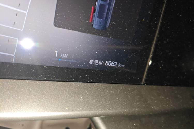 Used Denza D9 2025 DM-i Intelligent Drive 1020 Four-Wheel Drive Prestige Model Odometer Close Up