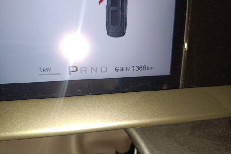 Used Denza D9 2025 DM-i Intelligent Drive 1020 Four-Wheel Drive Prestige Model Odometer Close Up