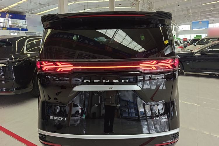 Used Denza D9 2025 DM-i Intelligent Drive 1020 Four-Wheel Drive Prestige Model Rear