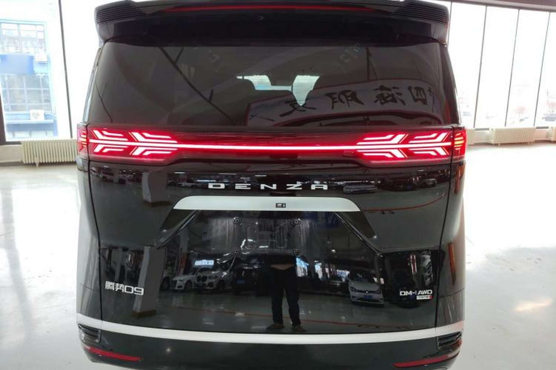 Used Denza D9 2025 DM-i Smart Drive 1020 Four-Wheel Drive Premium Model Rear