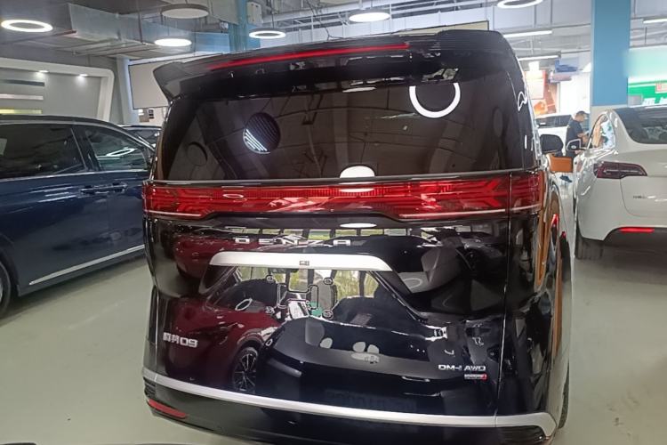 Used Denza D9 2025 DM-i Intelligent Drive 1020 Four-Wheel Drive Flagship Model Rear