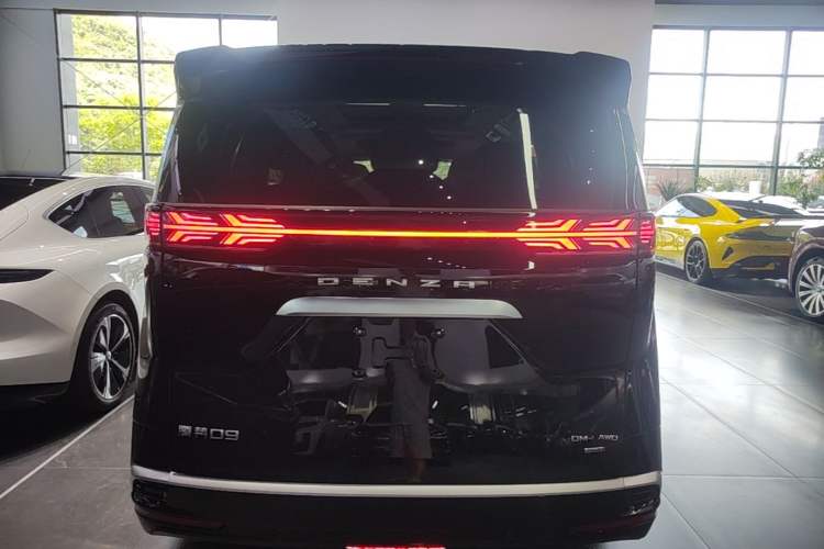 Used Denza D9 2025 DM-i Intelligent Drive 1020 Four-Wheel Drive Prestige Model Rear