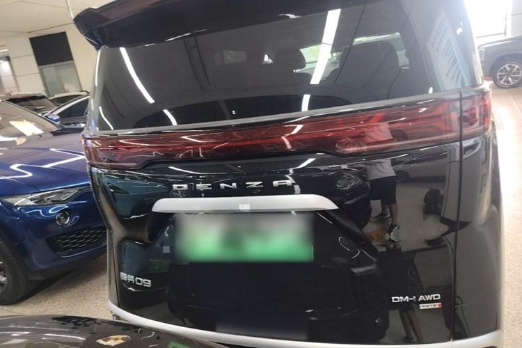 Used Denza D9 2025 DM-i Smart Drive 1020 Four-Wheel Drive Deluxe Model Rear