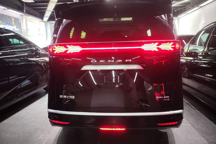 Used Denza D9 2025 DM-i Intelligent Drive 1020 Four-Wheel Drive Flagship Model Rear