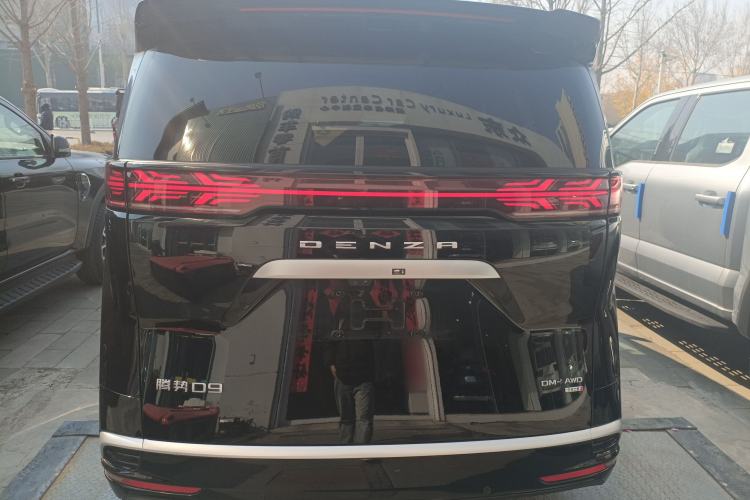 Used Denza D9 2025 DM-i Intelligent Drive 1020 Four-Wheel Drive Flagship Model Rear