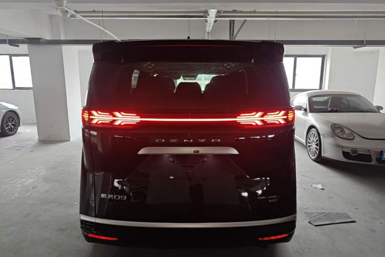 Used Denza D9 2025 DM-i Intelligent Drive 1020 Four-Wheel Drive Prestige Model Rear