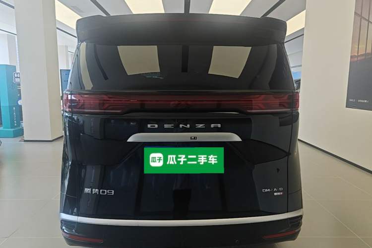 Used Denza D9 2025 DM-i Intelligent Drive 1020 Four-Wheel Drive Flagship Model Rear