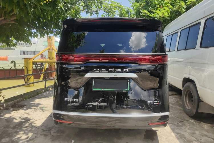 Used Denza D9 2025 DM-i Intelligent Drive 1020 Four-Wheel Drive Flagship Model Rear