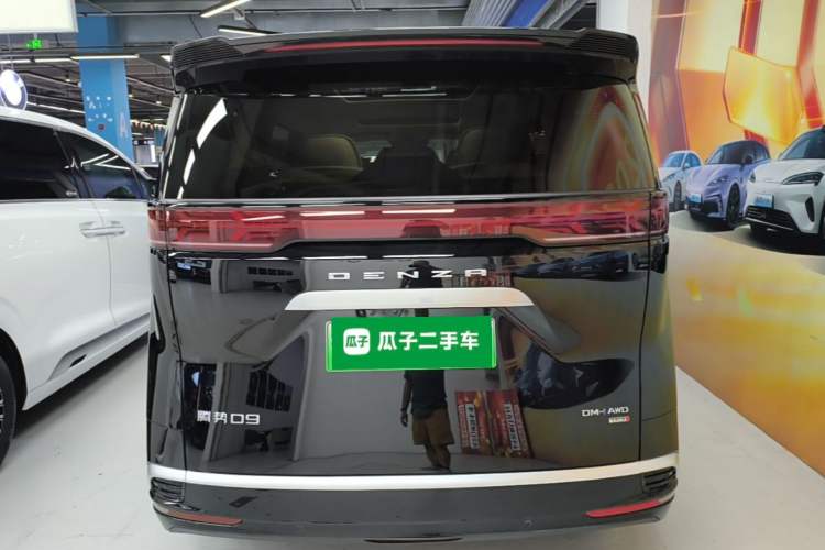 Used Denza D9 2025 DM-i Intelligent Drive 1020 Four-Wheel Drive Flagship Model Rear