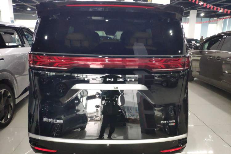Used Denza D9 2025 DM-i Intelligent Drive 1020 Four-Wheel Drive Prestige Model Rear