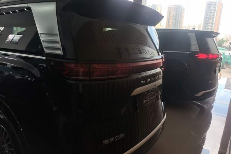 Used Denza D9 2025 DM-i Intelligent Drive 1020 Four-Wheel Drive Flagship Model Rear