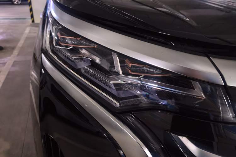 Used Denza D9 2025 DM-i Intelligent Drive 1020 Four-Wheel Drive Prestige Model Right Front Headlight