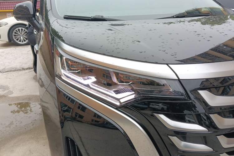 Used Denza D9 2025 DM-i Smart Drive 1020 Four-Wheel Drive Deluxe Model Right Front Headlight