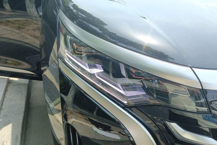 Used Denza D9 2025 Model DM-i Four-Wheel Drive Prestige Edition Right Front Headlight