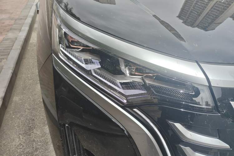Used Denza D9 2025 DM-i Intelligent Drive 1020 Four-Wheel Drive Flagship Model Right Front Headlight