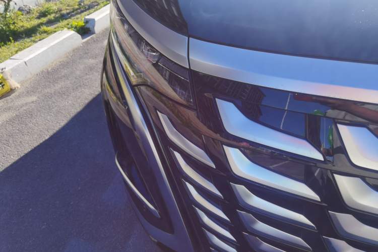 Used Denza D9 2025 DM-i Intelligent Drive 1020 Four-Wheel Drive Prestige Model Right Front Headlight