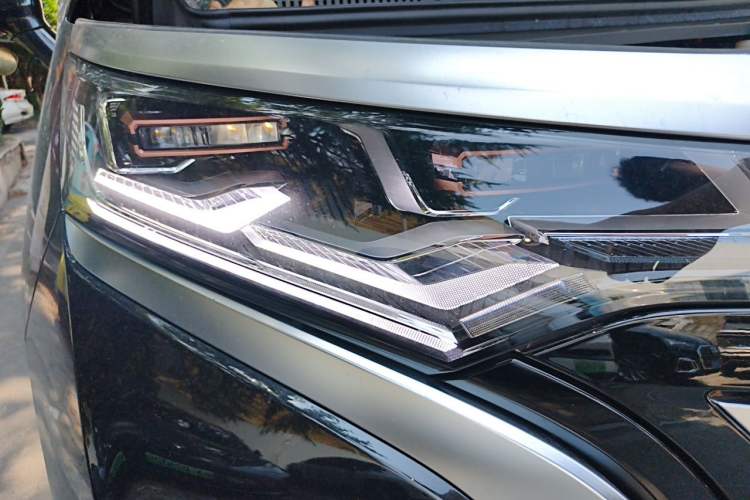 Used Denza D9 2025 DM-i Smart Drive 1020 Four-Wheel Drive Premium Model Right Front Headlight