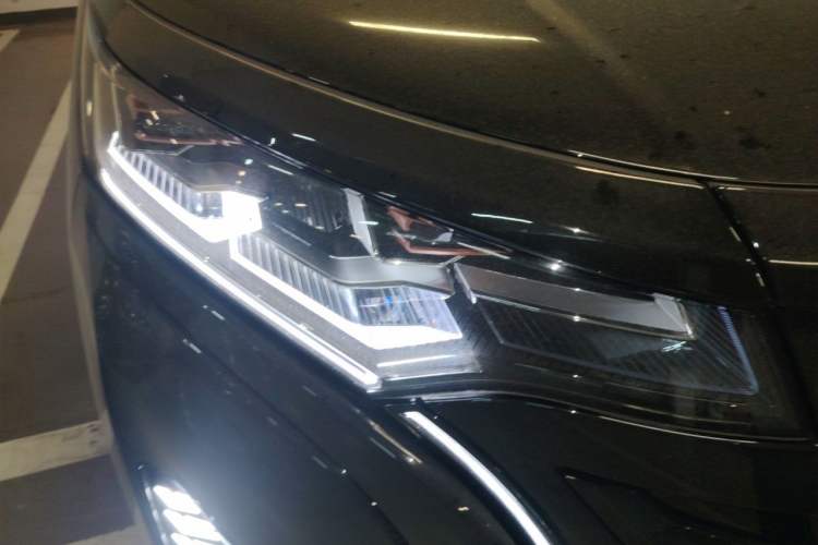 Used Denza D9 2025 DM-i Intelligent Drive 1020 Four-Wheel Drive Prestige Model Right Front Headlight