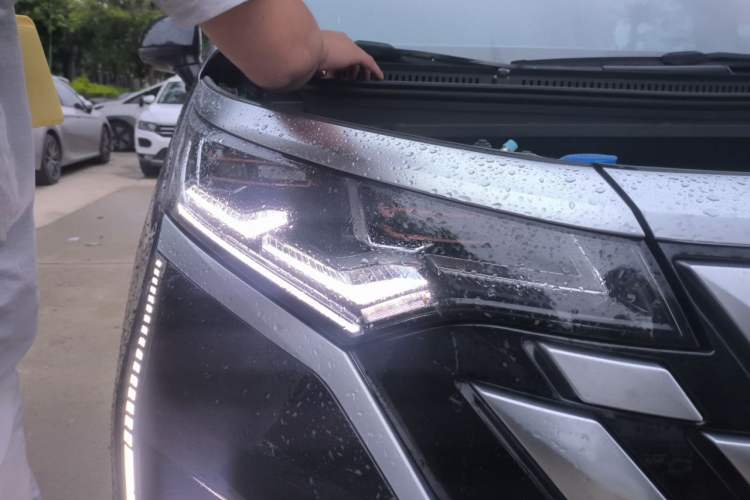 Used Denza D9 2025 DM-i Intelligent Drive 1020 Four-Wheel Drive Prestige Model Right Front Headlight
