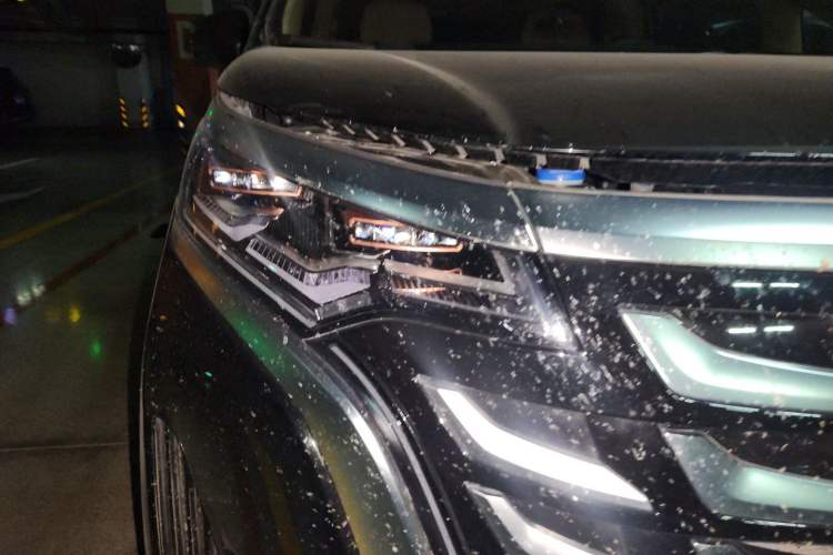 Used Denza D9 2025 DM-i Smart Drive 1020 Four-Wheel Drive Premium Model Right Front Headlight