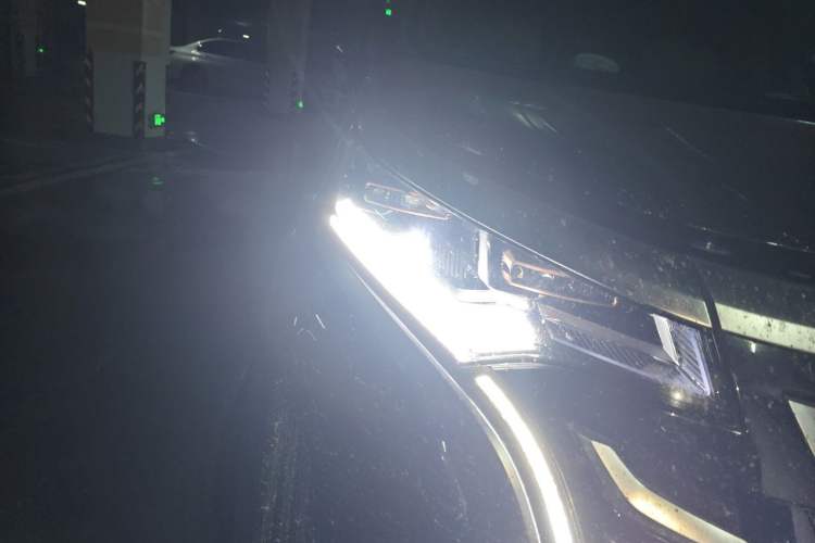 Used Denza D9 2025 DM-i Intelligent Drive 1020 Four-Wheel Drive Prestige Model Right Front Headlight