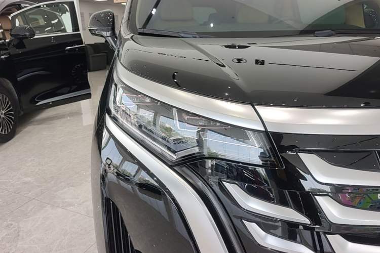 Used Denza D9 2025 DM-i Intelligent Drive 1020 Four-Wheel Drive Flagship Model Right Front Headlight