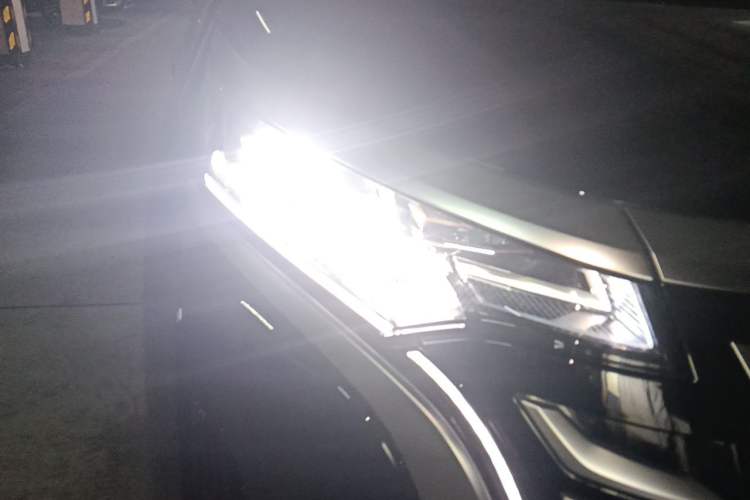 Used Denza D9 2025 DM-i Smart Drive 1020 Four-Wheel Drive Premium Model Right Front Headlight