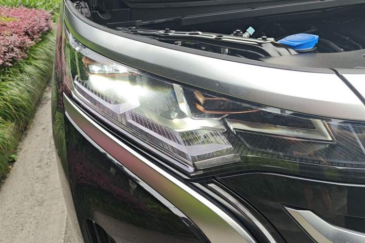 Used Denza D9 2025 DM-i Smart Drive 1020 Four-Wheel Drive Premium Model Right Front Headlight