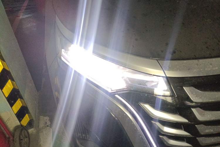 Used Denza D9 2025 DM-i Intelligent Drive 1020 Four-Wheel Drive Prestige Model Right Front Headlight