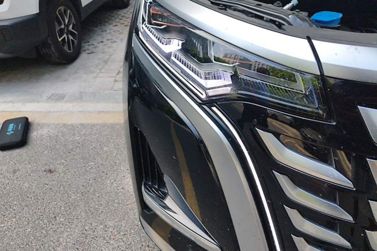 Used Denza D9 2025 DM-i Smart Drive 1020 Four-Wheel Drive Premium Model Right Front Headlight