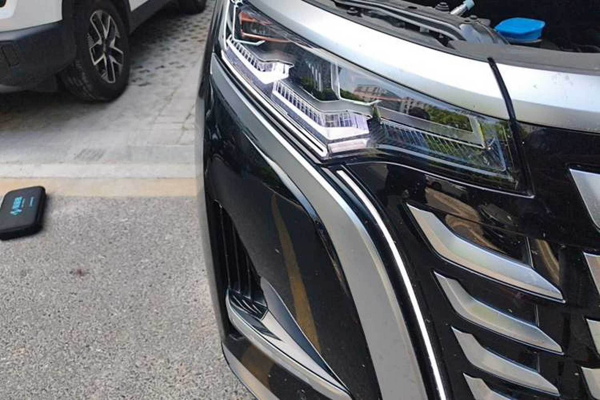 Used Denza D9 2025 DM-i Smart Drive 1020 Four-Wheel Drive Premium Model Right Front Headlight